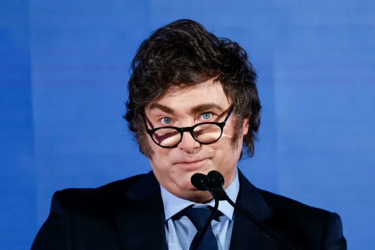 Milei descarta liberar el tipo de cambio y promete mantener el peso dentro de bandas hasta 2027