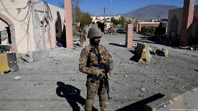 Afganistán acusa a Pakistán de matar a 10 civiles en ataque