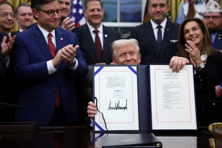 Trump firma un acuerdo para poner fin al cierre gubernamental más largo en la historia de EE.UU.
