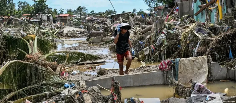 Taiwán evacúa a 3.000 personas ante la llegada del tifón Fung-wong