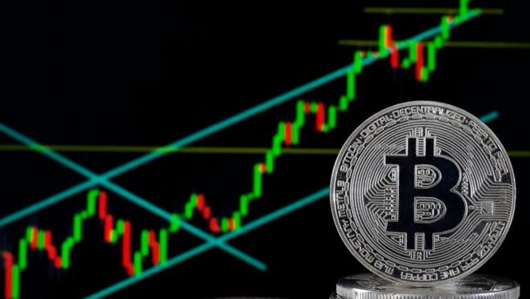 Bitcoin toca máximo de dos semanas, pero el ánimo del mercado sigue frágil