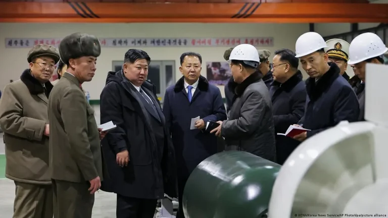Kim Jong-un pide aumentar la producción de misiles en 2026
