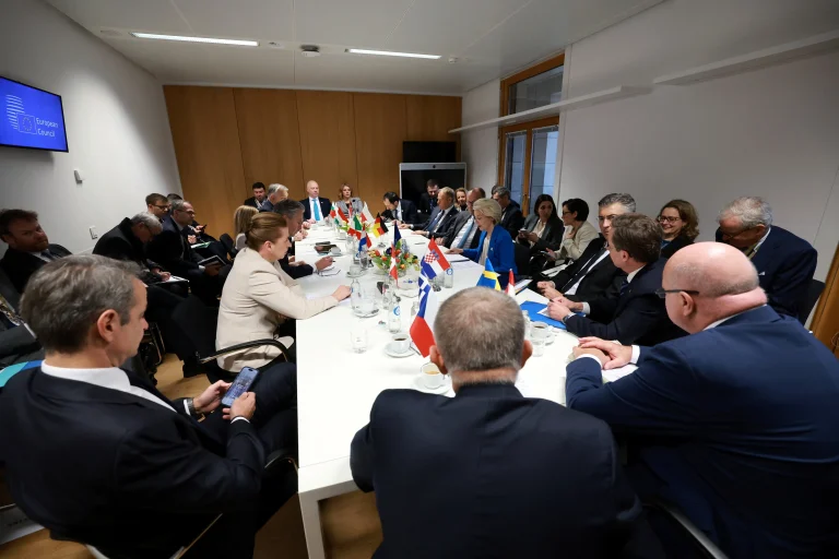 Europa financia a Ucrania con deuda propia y evita tocar el dinero ruso