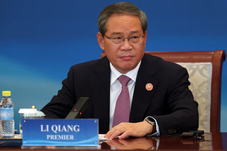 Li de China critica los aranceles mientras un superávit comercial récord irrita a los mercados exportadores