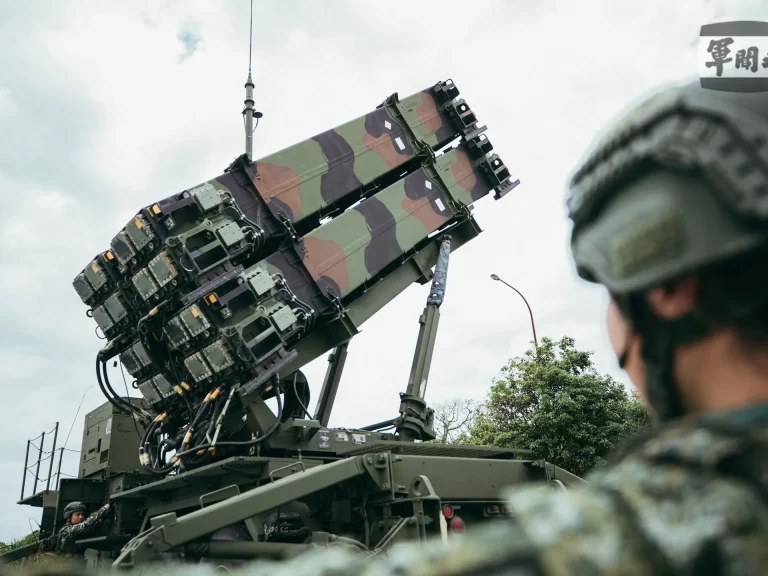 No hay espacio para concesiones en la seguridad de Taiwán, afirma el presidente ante reservistas