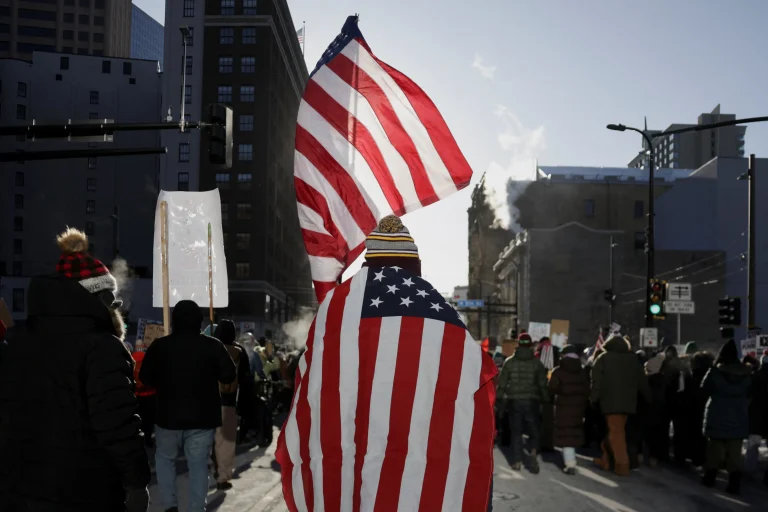 Tiroteos en Minneapolis colocan la ofensiva migratoria de Trump en el centro de la pelea electoral