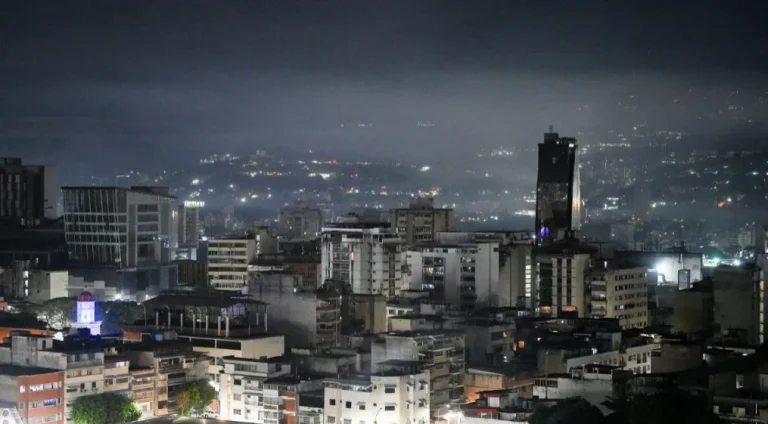 Trump dice que EE.UU. capturó al presidente de Venezuela, Maduro, tras un ataque “a gran escala”