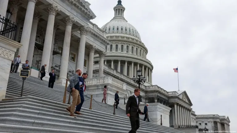 Cámara baja EE.UU. revoca aranceles de Trump contra Canadá