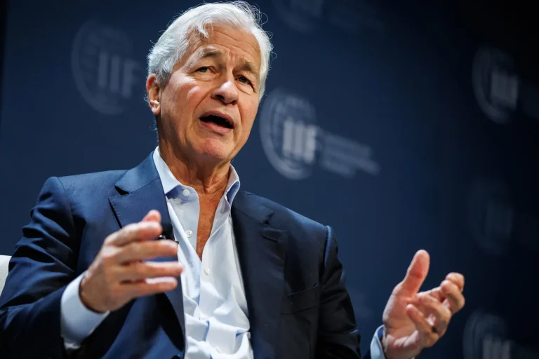 El CEO de JPMorgan advierte sobre excesos en el crédito como antes de la crisis