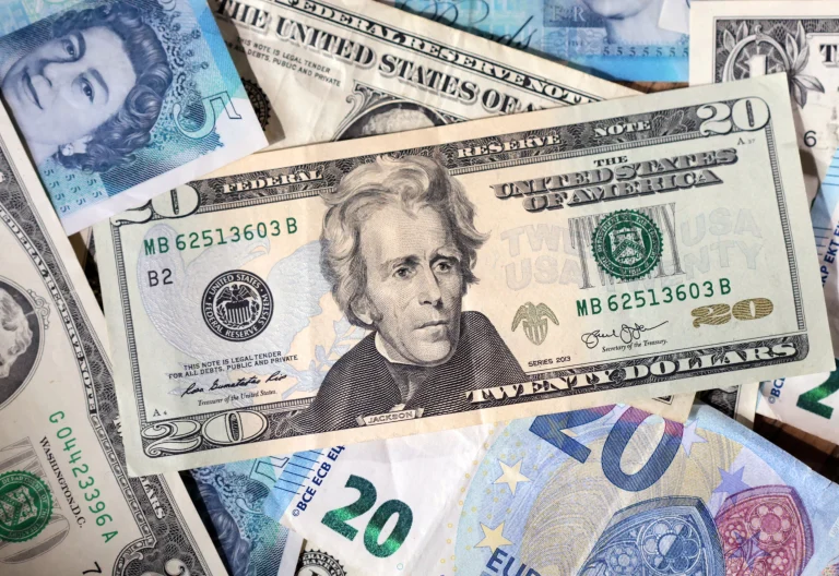 El dólar cae tras el fallo judicial que desarma el muro arancelario de EE.UU.