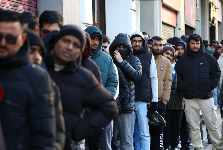 La inminente amnistía migratoria en España tensiona los servicios y deja a los solicitantes en vilo