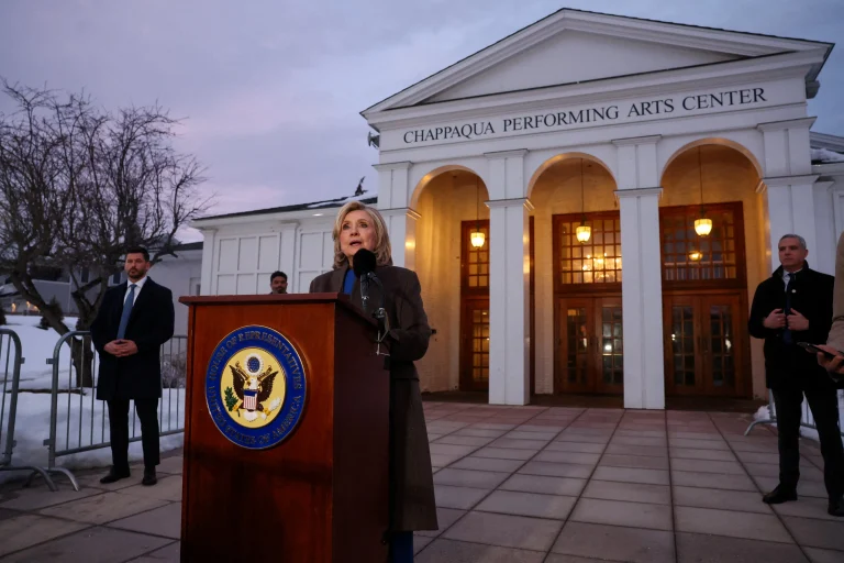 Hillary Clinton dice ante panel del Congreso que no tiene información sobre Epstein