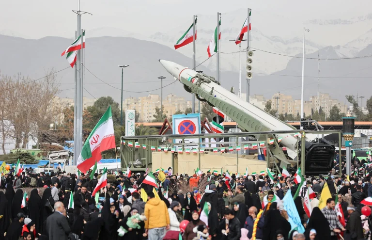 Irán afirma que el bloqueo petrolero continuará hasta que cesen los ataques; Trump amenaza con golpes aún más duros