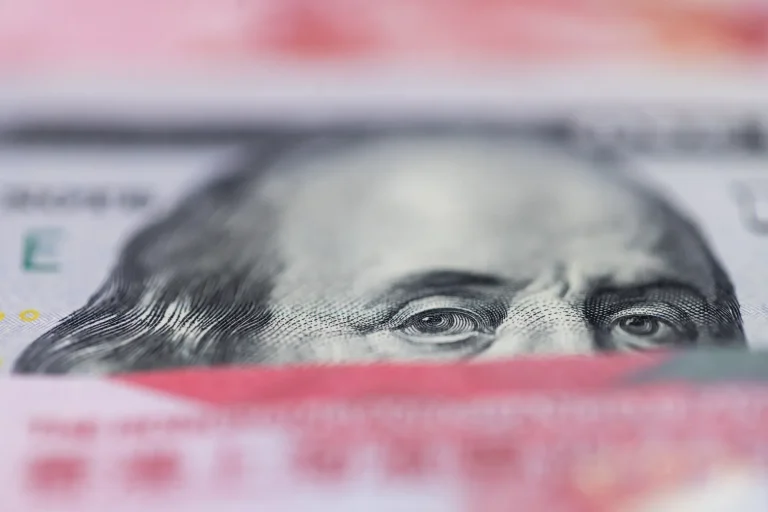 Milei busca habilitar créditos en dólares para quienes no ganan en dólares y desafía un viejo tabú financiero