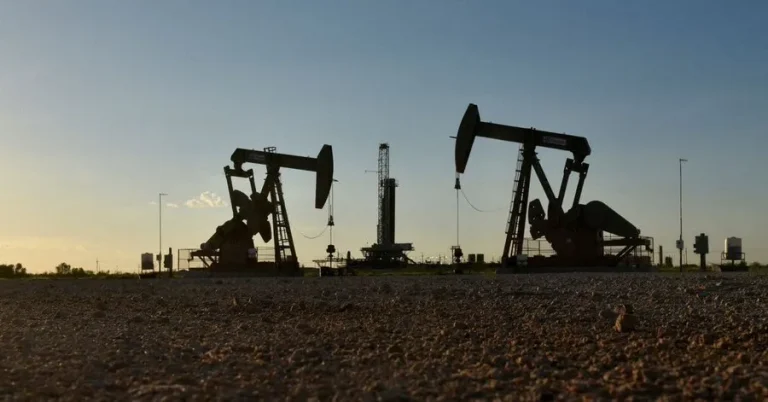 El Brent apunta a un alza semanal de 5,5% por riesgo bélico