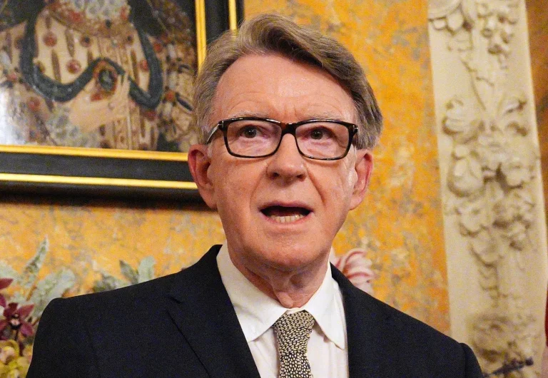 Exembajador británico Mandelson liberado tras ser arrestado por revelaciones sobre Epstein