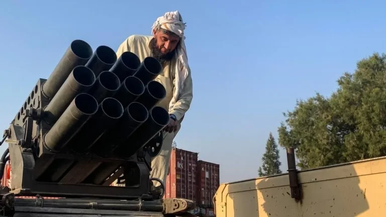 Afganistán dispara contra aviones paquistaníes sobre Kabul mientras el conflicto se intensifica