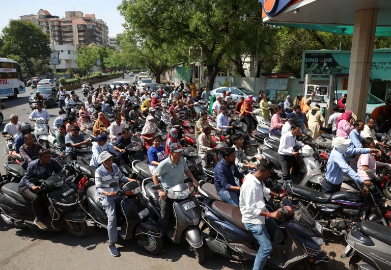 India recorta impuestos a los combustibles ante la suba global del petróleo