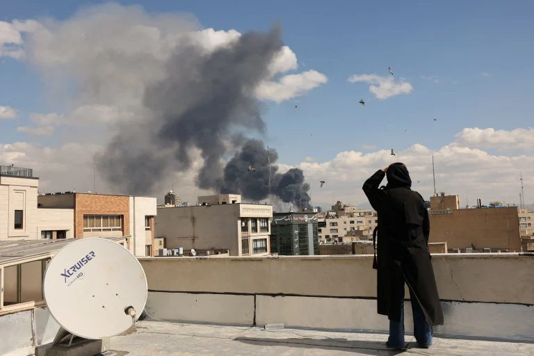 Israel bombardea Teherán tras matar a Jamenei y promete más ataques