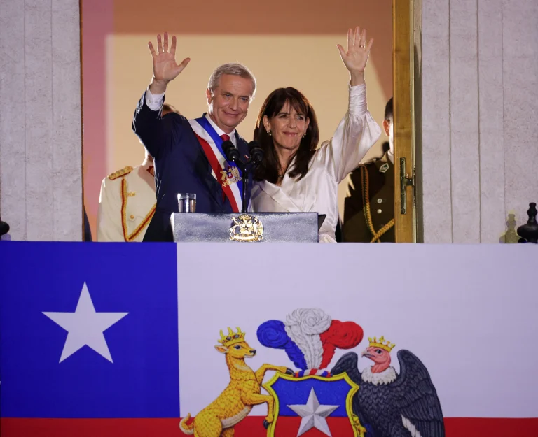 Kast asume la presidencia de Chile con promesas de mano dura contra el crimen y reformas promercado