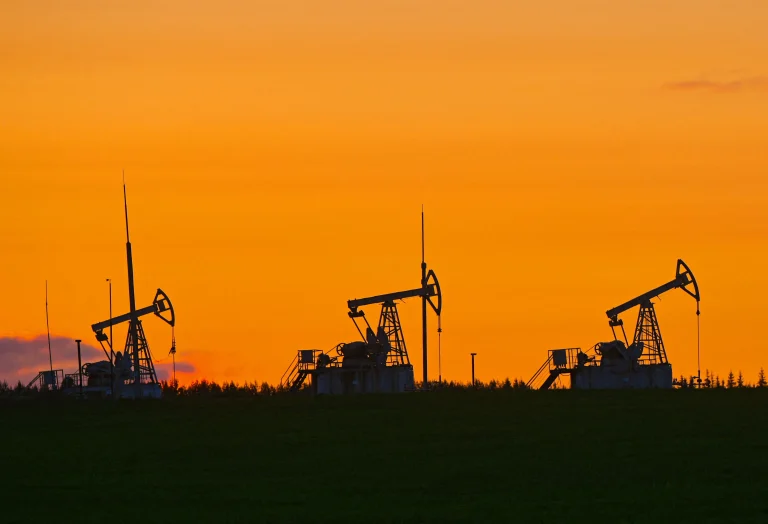 El petróleo se dispara y las acciones caen mientras el conflicto sacude a Medio Oriente