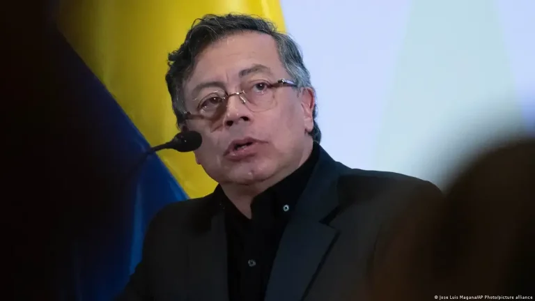 Petro: ataques de Ecuador dejan 27 «cuerpos calcinados