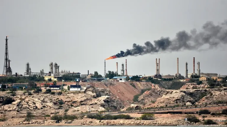 Barril de crudo ronda los u$s 100 mientras la guerra sigue