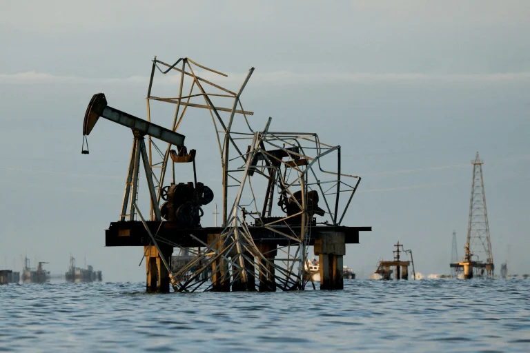 El precio del petróleo oscila mientras el mercado evalúa una liberación de reservas de la AIE
