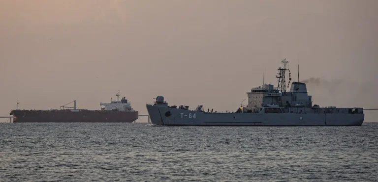 Escala la tensión en Medio Oriente: ataques a petroleros impulsan el crudo y golpean a las bolsas