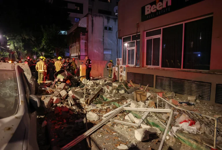 Irán ataca Tel Aviv con misiles de racimo en represalia por la muerte de un jefe de seguridad
