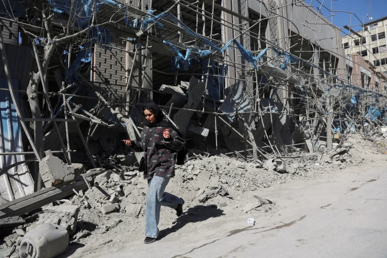 Ataque de EE. UU. contra Irán avanza “por delante del plan”, pero sacude a los mercados globales y dispara los precios de la energía