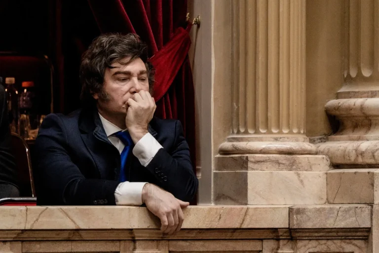 Milei pide paciencia en medio de la caída de su imagen y la economía más débil