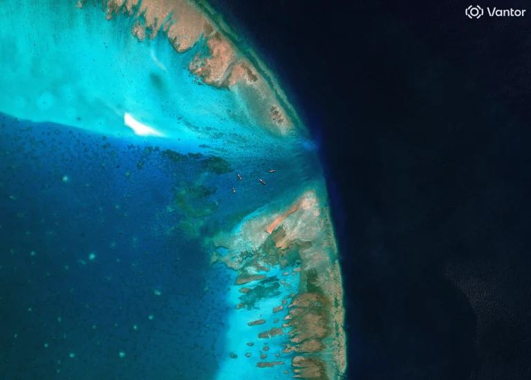 China avanza para bloquear el acceso a un banco disputado en el Mar del Sur de China, según imágenes