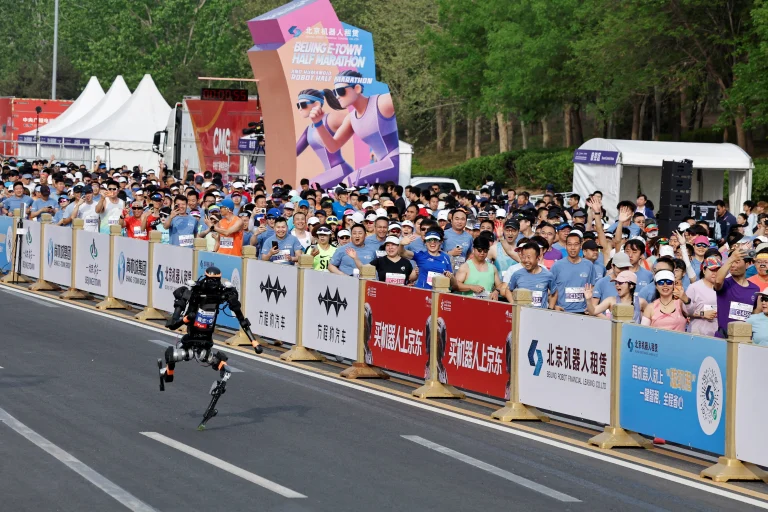 Robots humanoides superan a humanos en una media maratón en Pekín