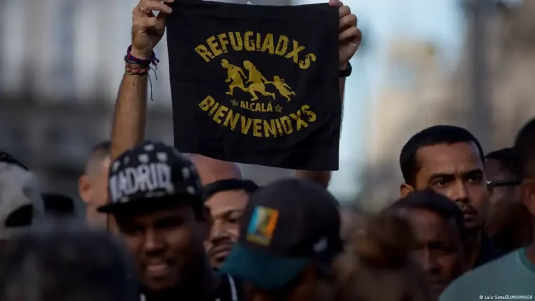 España inicia regularización masiva de migrantes