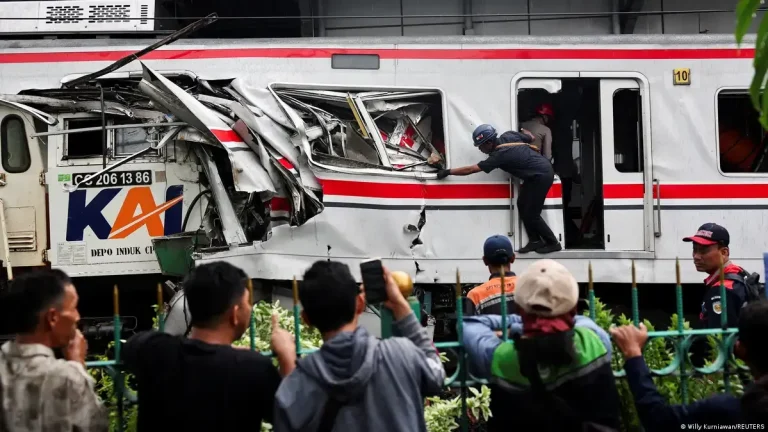 Al menos 14 muertos en colisión de trenes en Indonesia