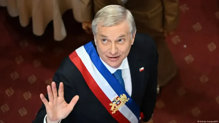 Kast anuncia reformas para relanzar economía de Chile