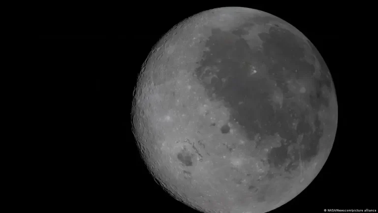Astronautas concluyen paso por el lado oscuro de la Luna