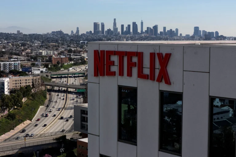 Las acciones de Netflix caen tras la sorpresiva salida de Hastings y crecen las dudas sobre el crecimiento