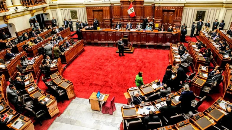 Perú prolonga las elecciones por el caos logístico en Lima y mantiene el recuento en vilo