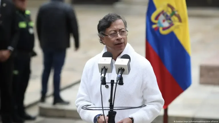 Petro acusa a Noboa de «entregar la frontera a la mafia»