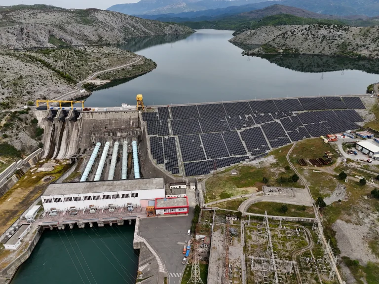 Renovables como escudo: los países menos dependientes del gas resisten mejor el shock energético