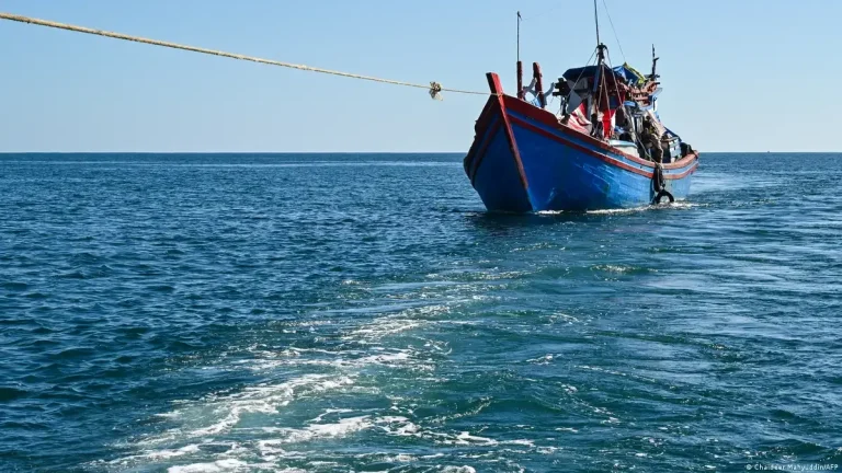 Naufraga barco con refugiados rohingya: 250 desaparecidos