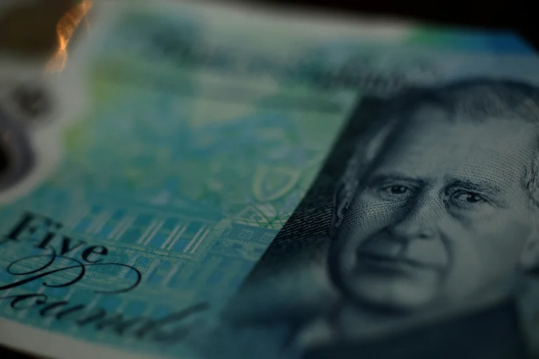 La libra encuentra soporte en expectativas de tasas mientras el mercado espera al BoE