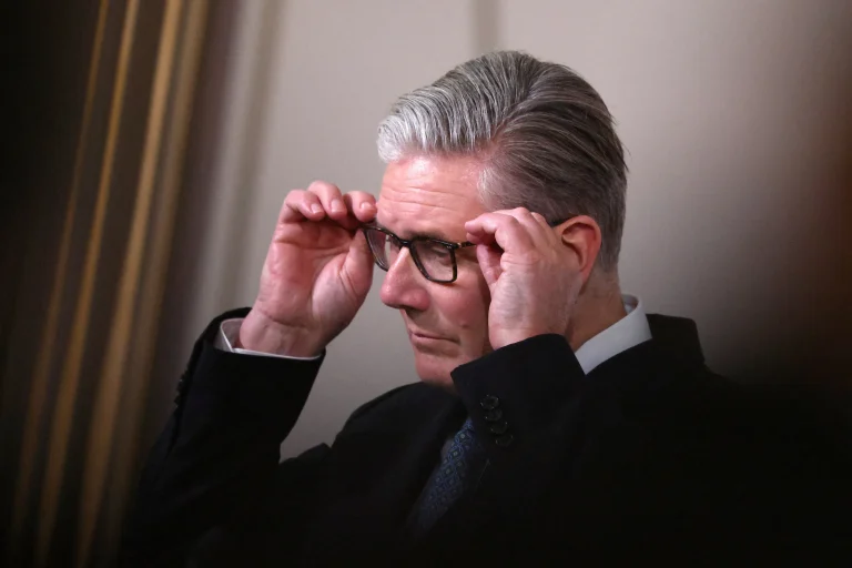 El primer ministro británico, Keir Starmer, enfrenta al Parlamento en medio de pedidos de renuncia