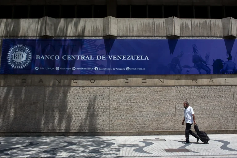 EE.UU. evalúa aliviar sanciones al banco central de Venezuela para impulsar la economía