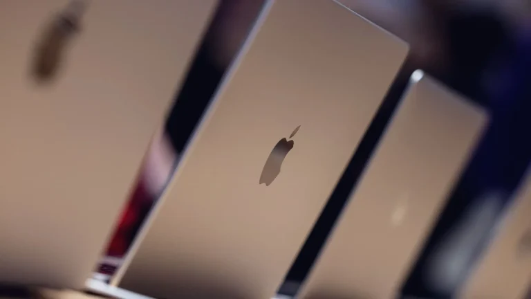 Apple evalúa usar a Intel y Samsung para fabricar sus chips principales en EE.UU.