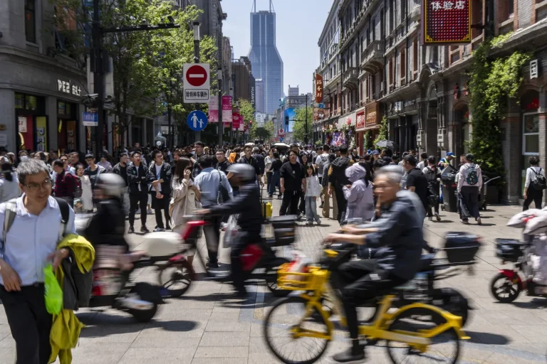 La economía china sucumbe a la desaceleración y vuelve a encender el debate sobre nuevos estímulos