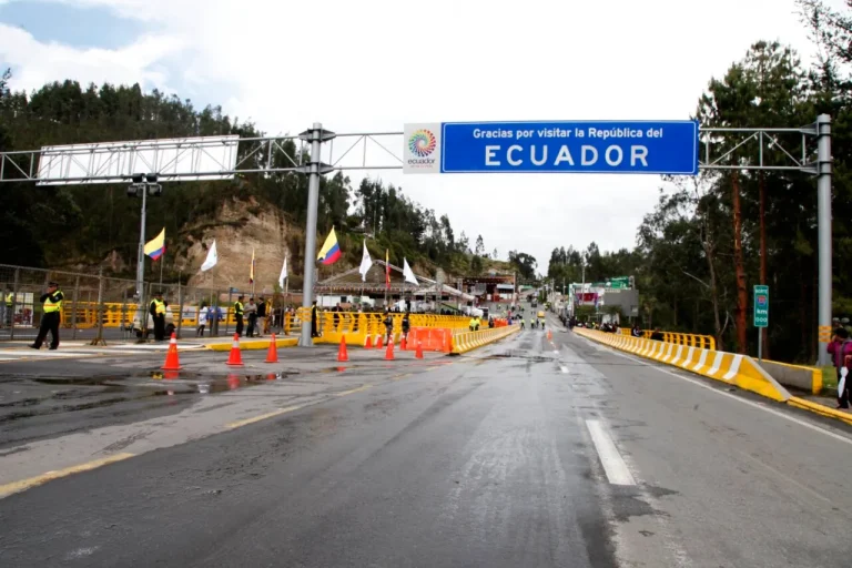 Ecuador eleva al 100% los aranceles a productos de Colombia y presiona a Petro por la seguridad fronteriza