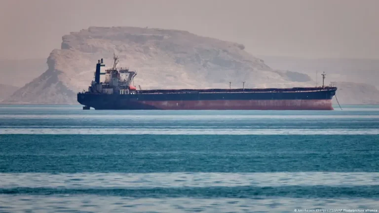 Irán dice que cinco civiles murieron en un ataque de EEUU contra dos embarcaciones
